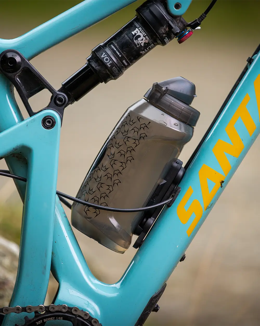 Fidlock 750ml sized on a bike